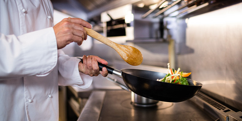 foto dos bastidores da cozinha de um restaurante, um exemplo do que pode ser postado no perfil do restaurante no TikTok