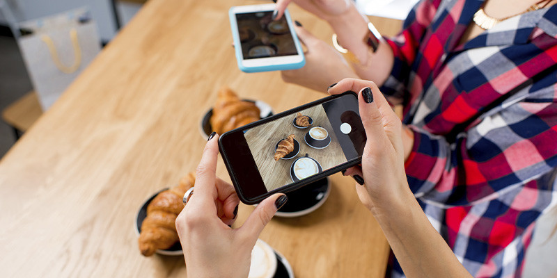 profissionais de marketing produzindo conteúdo para TikTok do restaurante