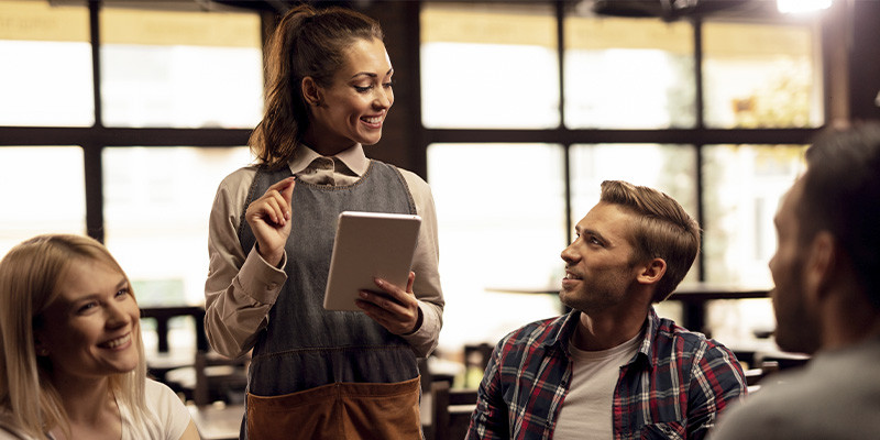 garçonete feliz e motivada no trabalho atendendo clientes